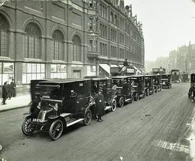 Bishopsgate taxi rank in 1910