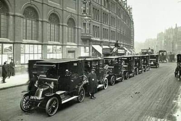 Bishopsgate taxi rank in 1910