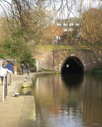 Regents_Canal,_London,_England_-Islington_tunnel-21March2010