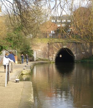 Regents_Canal,_London,_England_-Islington_tunnel-21March2010